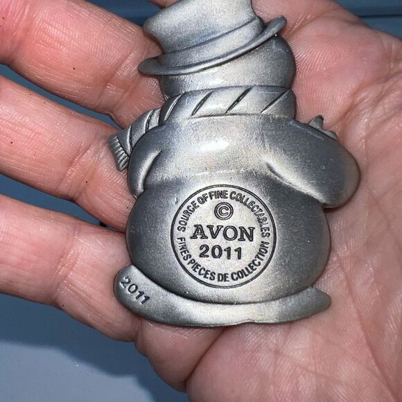 Avon 2011 Pewter Snowman with Red Crystals - Picture 4 of 6